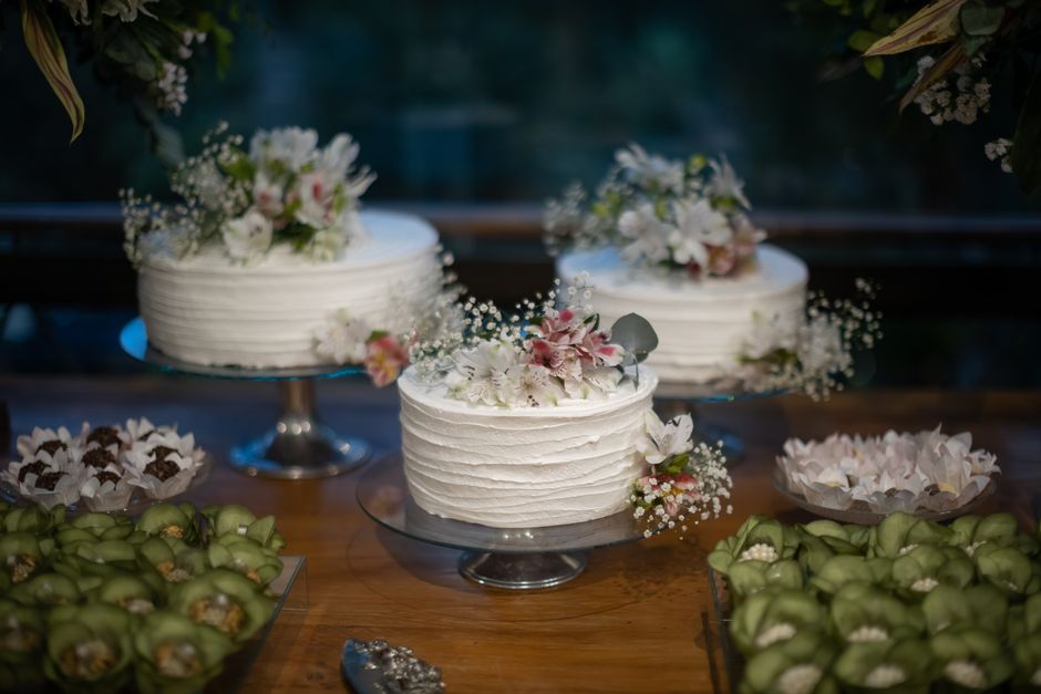 Torta po naročilu z belo dekoracijo